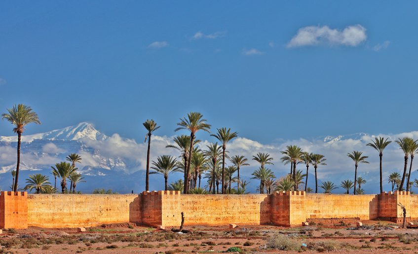 Maroc_remparts_marrakech_montagnes_haut_atlas_palmiers