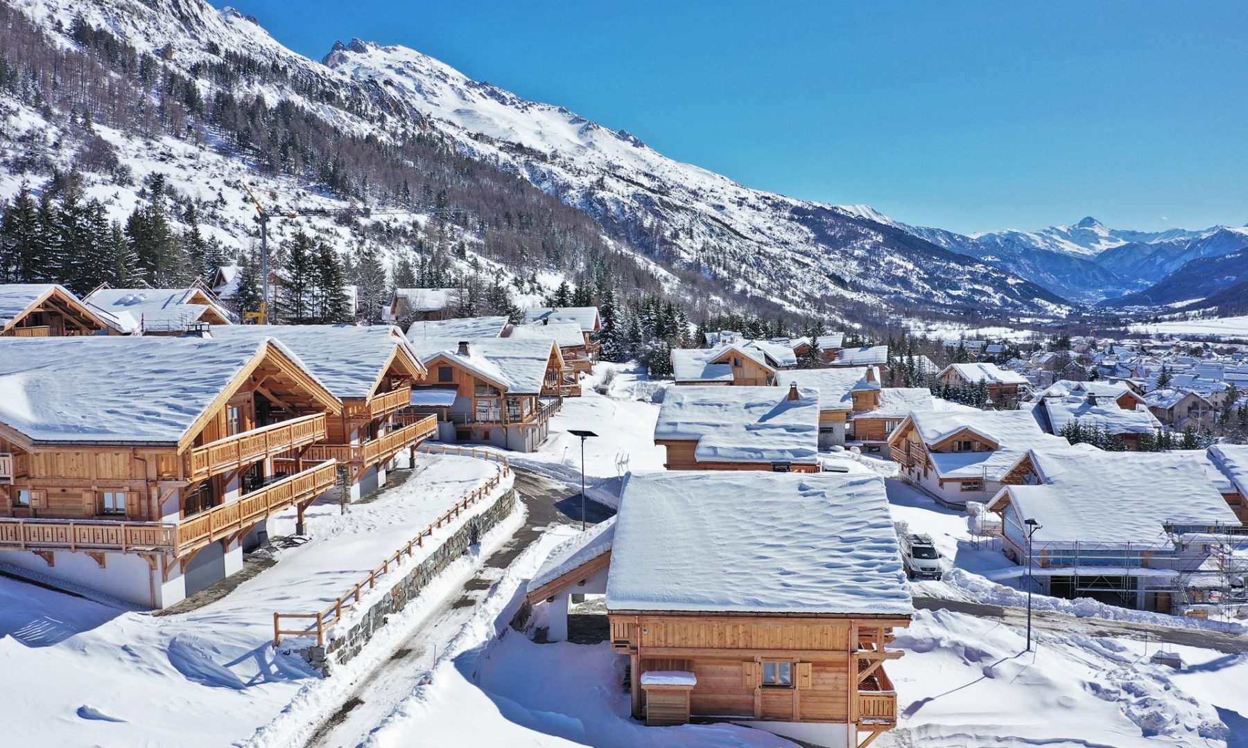 Drone_Chalets_vallee_montagne